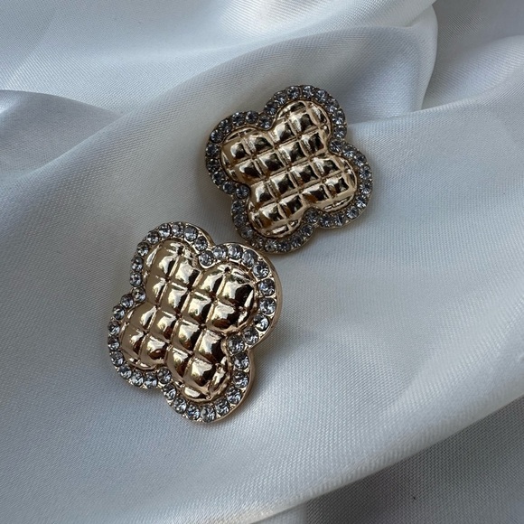 Stillness Gold Women's Earrings - Picture 5 of 5